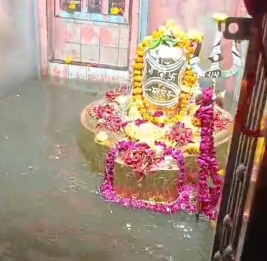 फोटो - 10 कोंच में बारिश के बाद बाइक तक सड़क पर भरा पानी। संवाद