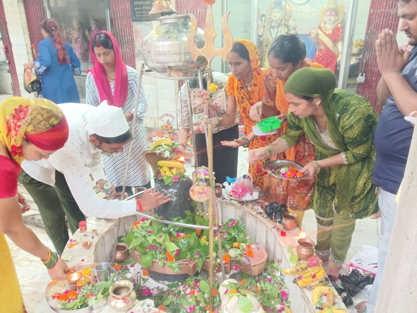 फोटो 13: सकाहा में श्रीशिवसंकट हरण मंदिर में दर्शन-पूजन के लिए जुटे श्रद्धालु। संवाद
