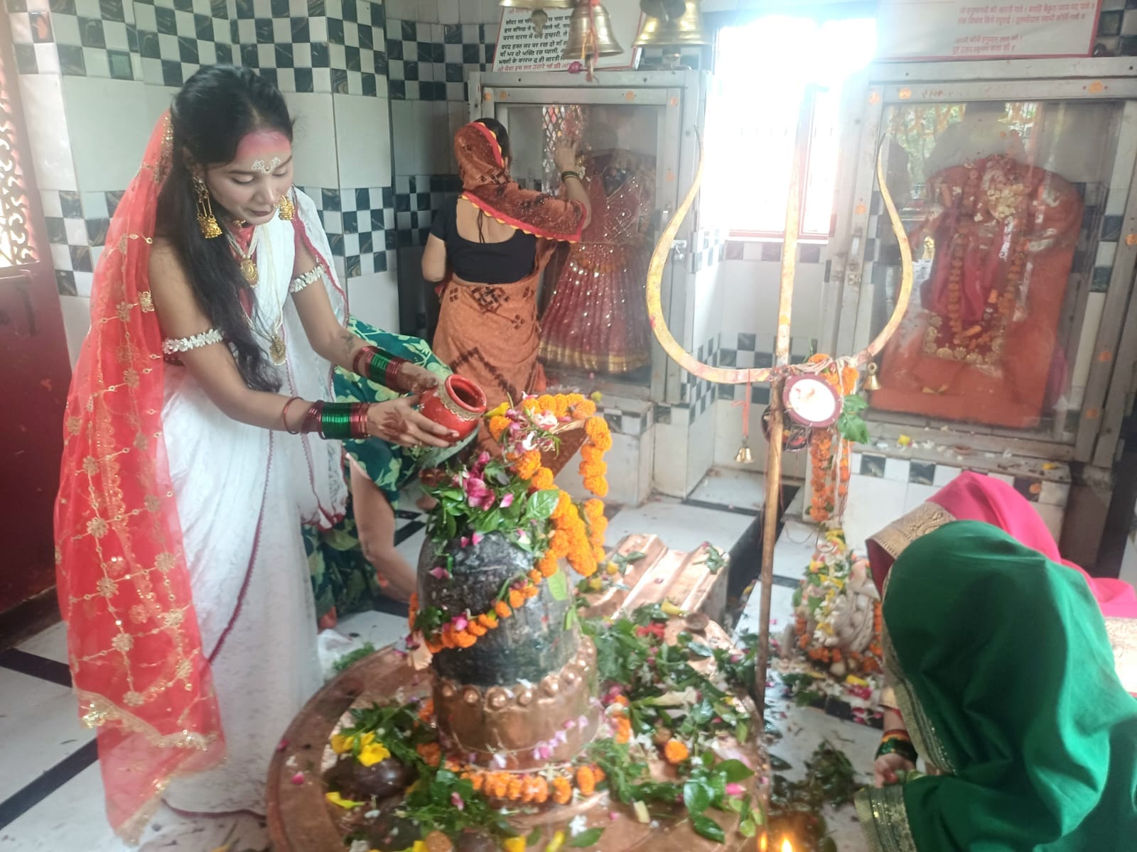फोटो 13: सकाहा में श्रीशिवसंकट हरण मंदिर में दर्शन-पूजन के लिए जुटे श्रद्धालु। संवाद