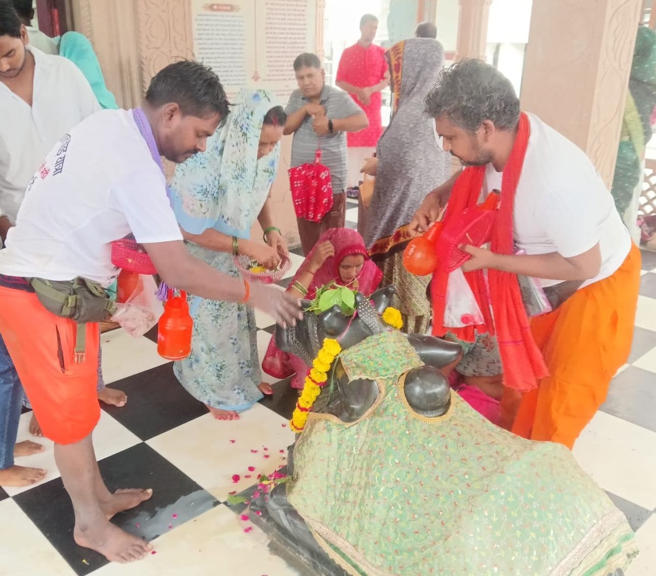 फोटो 13: सकाहा में श्रीशिवसंकट हरण मंदिर में दर्शन-पूजन के लिए जुटे श्रद्धालु। संवाद