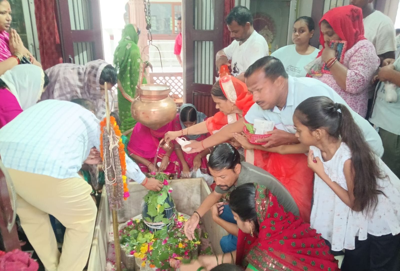 फोटो 13: सकाहा में श्रीशिवसंकट हरण मंदिर में दर्शन-पूजन के लिए जुटे श्रद्धालु। संवाद