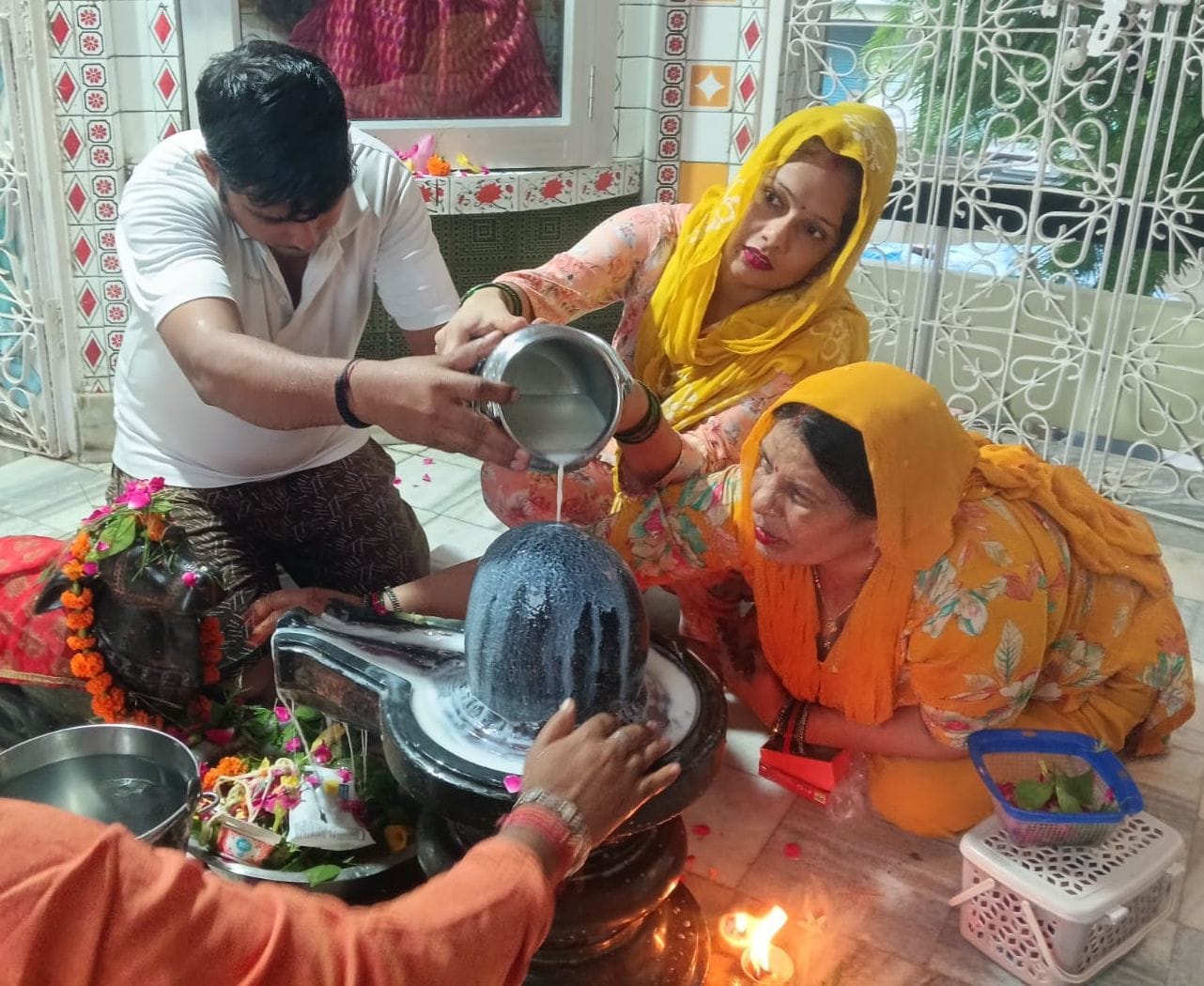 फोटो 13: सकाहा में श्रीशिवसंकट हरण मंदिर में दर्शन-पूजन के लिए जुटे श्रद्धालु। संवाद