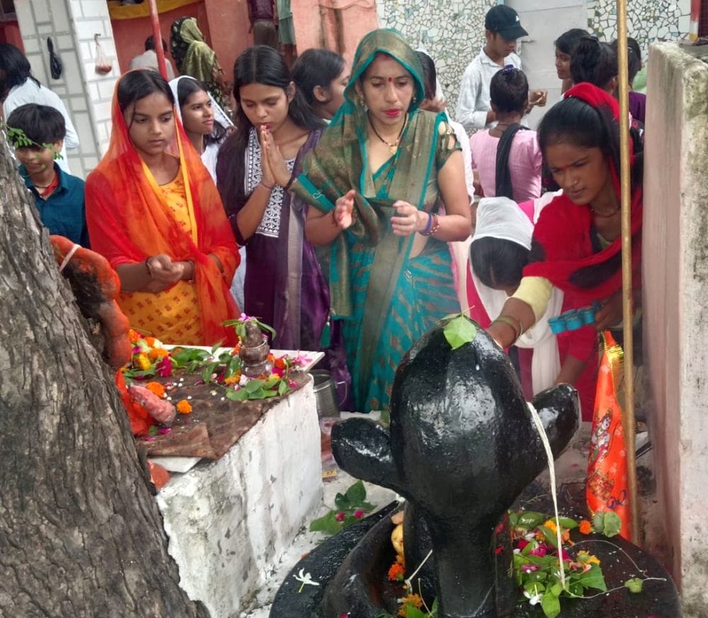 फोटो 17 एमएएचपी 04 परिचय-शहर के द्वादश ज्योर्तिलिंग मंदिर में भगवान शिव की आराधना करते भक्त। सं
