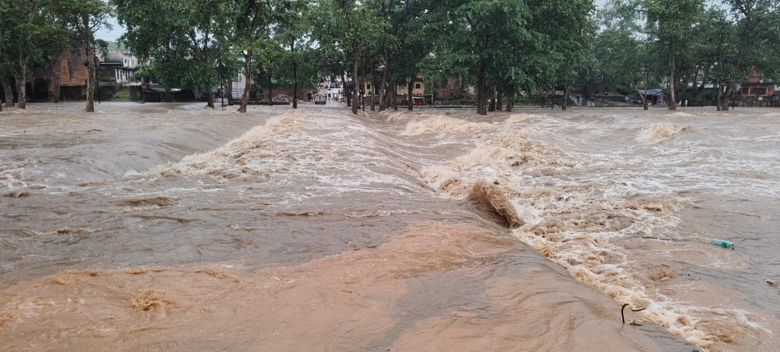 फोटो 17 सीकेटीपी 05 मंदाकिनी में आई बाढ़ से रामघाट का दृश्य। संवाद
