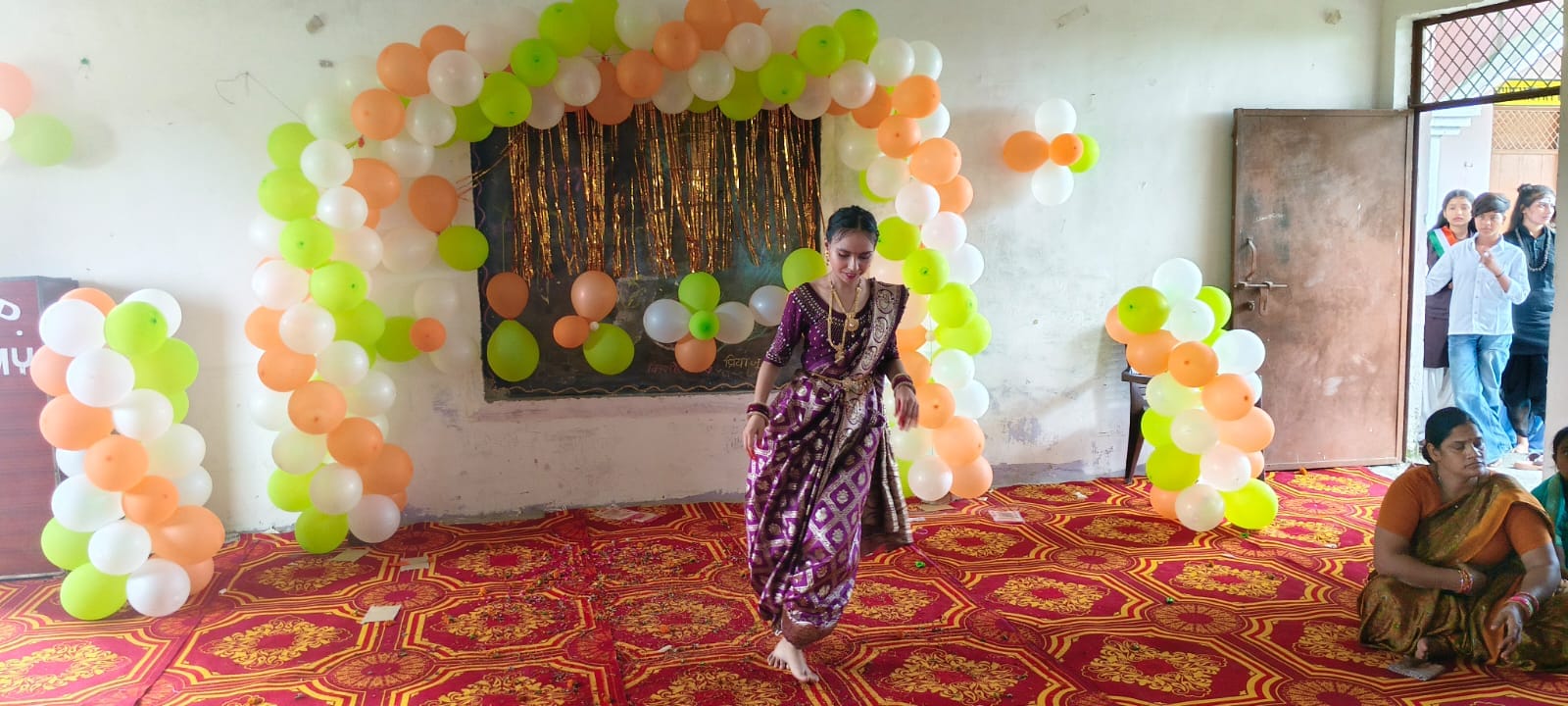फोटो-20- मेडिकल कॉलेज में झंडा रोहण के बाद राष्ट्रगान मुद्रा में खड़े अधिकारी व राज्यमंत्री (स्