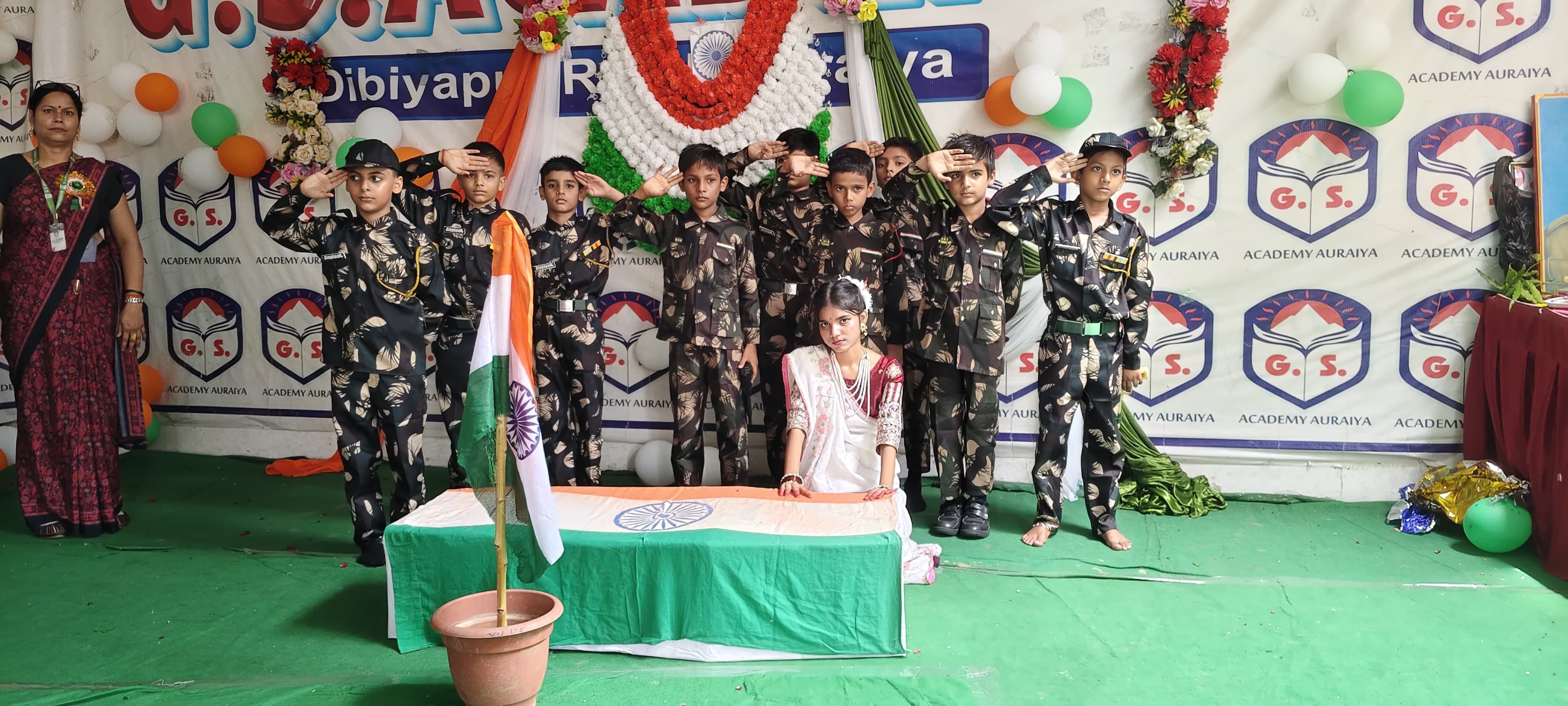 फोटो-20- मेडिकल कॉलेज में झंडा रोहण के बाद राष्ट्रगान मुद्रा में खड़े अधिकारी व राज्यमंत्री (स्