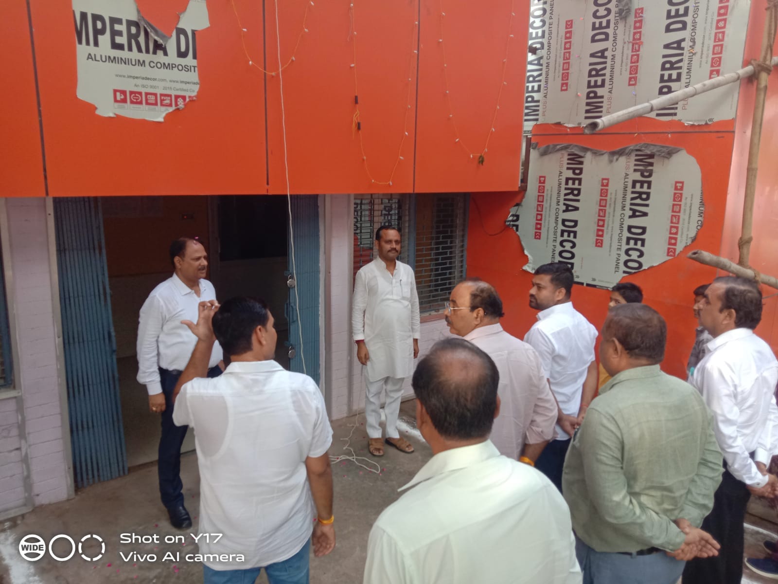 फोटो-20- मेडिकल कॉलेज में झंडा रोहण के बाद राष्ट्रगान मुद्रा में खड़े अधिकारी व राज्यमंत्री (स्