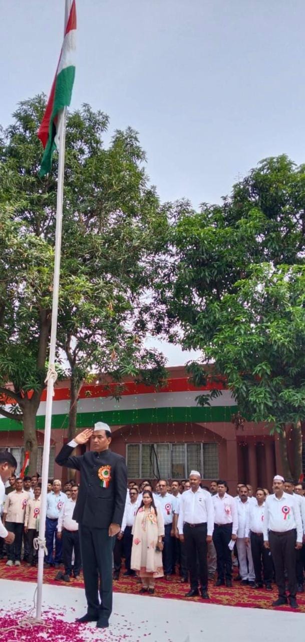 फोटो-20- मेडिकल कॉलेज में झंडा रोहण के बाद राष्ट्रगान मुद्रा में खड़े अधिकारी व राज्यमंत्री (स्