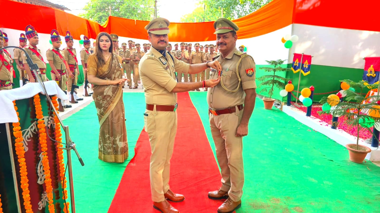 फोटो-20- मेडिकल कॉलेज में झंडा रोहण के बाद राष्ट्रगान मुद्रा में खड़े अधिकारी व राज्यमंत्री (स्