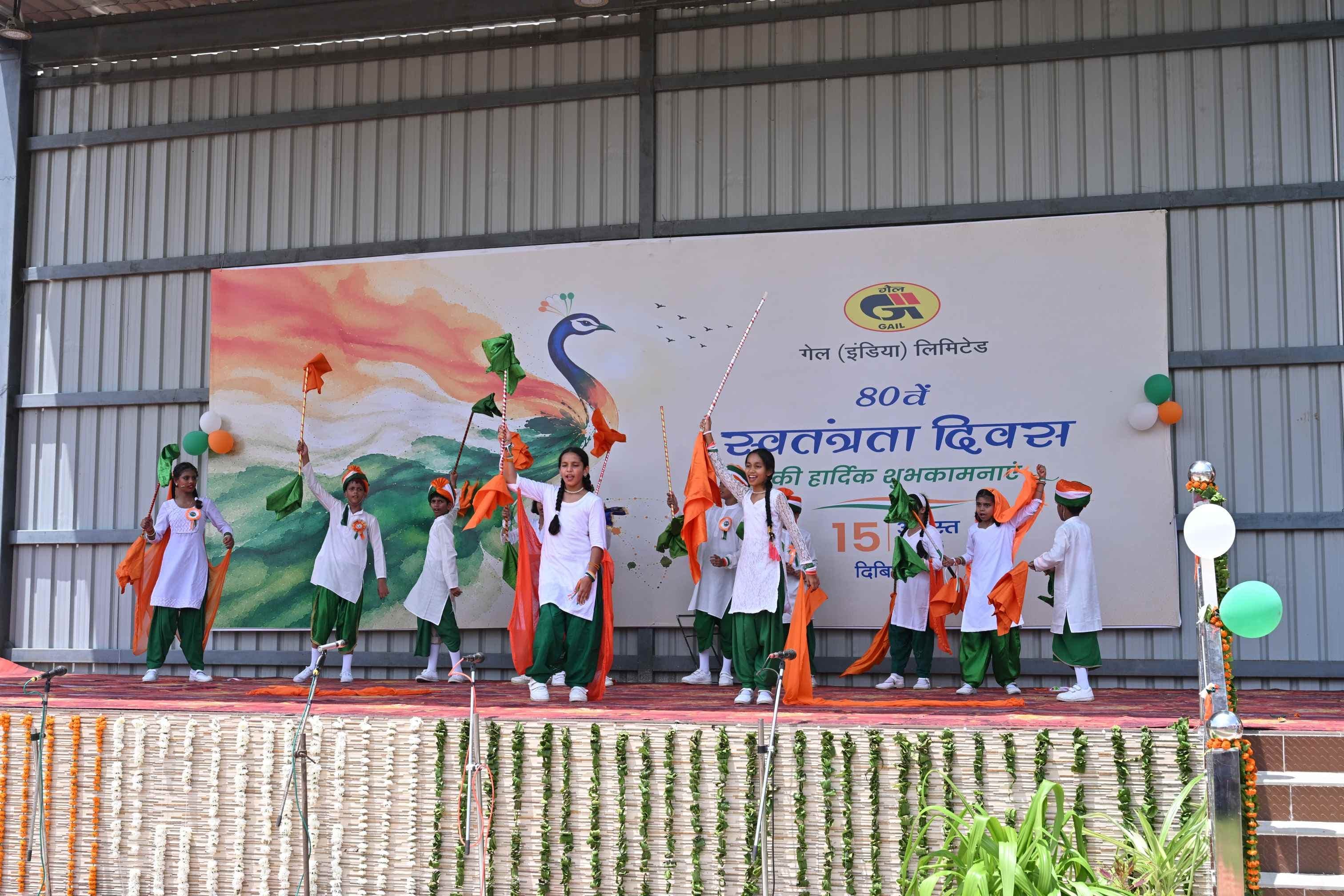 फोटो-20- मेडिकल कॉलेज में झंडा रोहण के बाद राष्ट्रगान मुद्रा में खड़े अधिकारी व राज्यमंत्री (स्