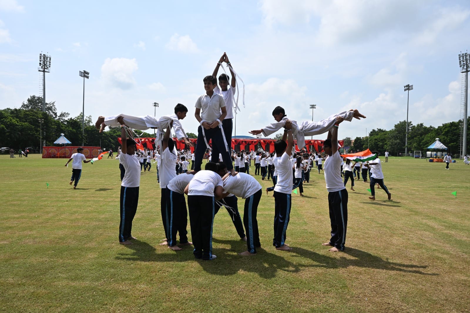 फोटो-20- मेडिकल कॉलेज में झंडा रोहण के बाद राष्ट्रगान मुद्रा में खड़े अधिकारी व राज्यमंत्री (स्