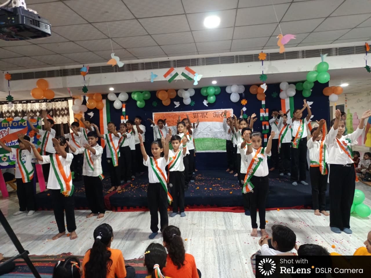 फोटो-20- मेडिकल कॉलेज में झंडा रोहण के बाद राष्ट्रगान मुद्रा में खड़े अधिकारी व राज्यमंत्री (स्