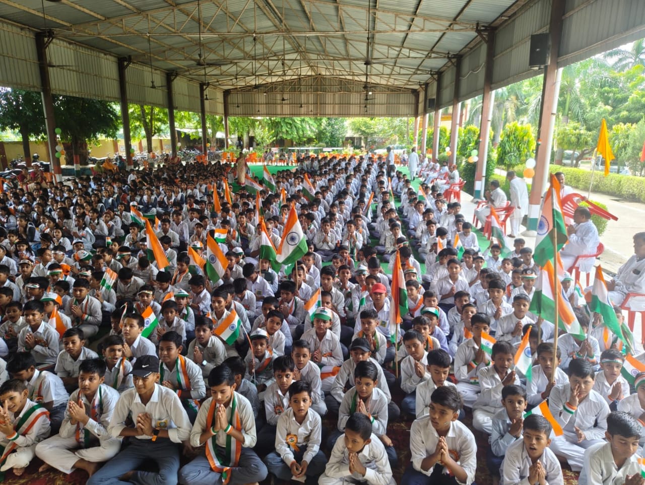 फोटो-20- मेडिकल कॉलेज में झंडा रोहण के बाद राष्ट्रगान मुद्रा में खड़े अधिकारी व राज्यमंत्री (स्