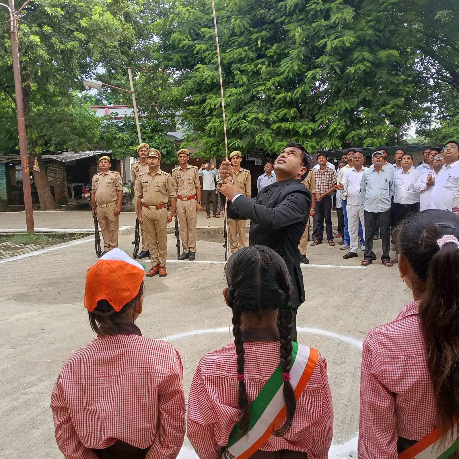 फोटो-20- मेडिकल कॉलेज में झंडा रोहण के बाद राष्ट्रगान मुद्रा में खड़े अधिकारी व राज्यमंत्री (स्