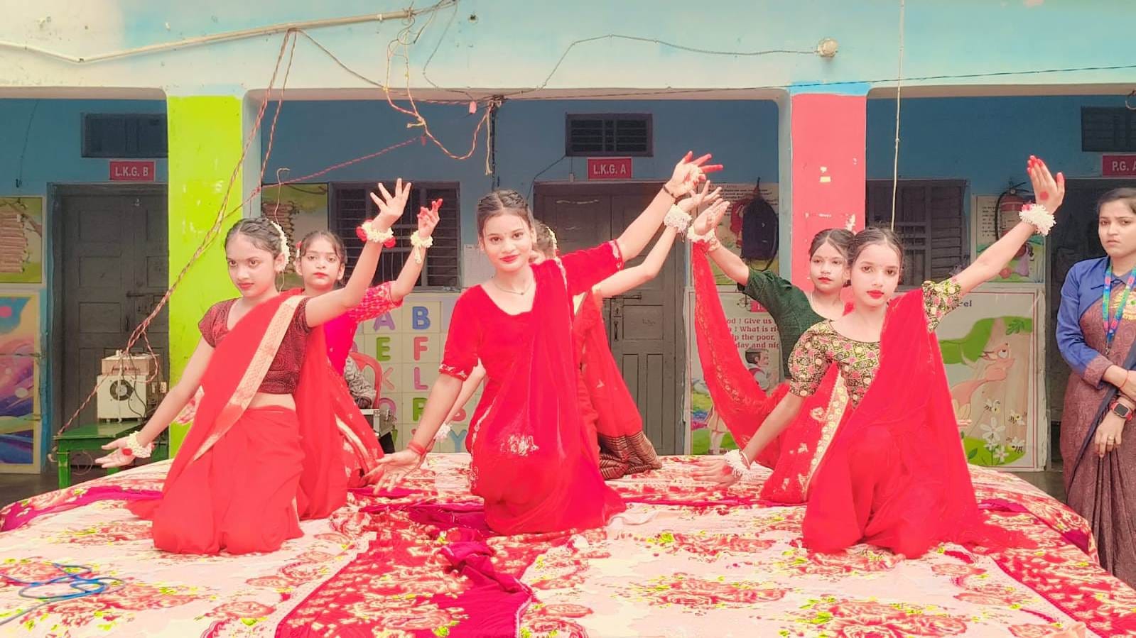 फोटो-20- मेडिकल कॉलेज में झंडा रोहण के बाद राष्ट्रगान मुद्रा में खड़े अधिकारी व राज्यमंत्री (स्