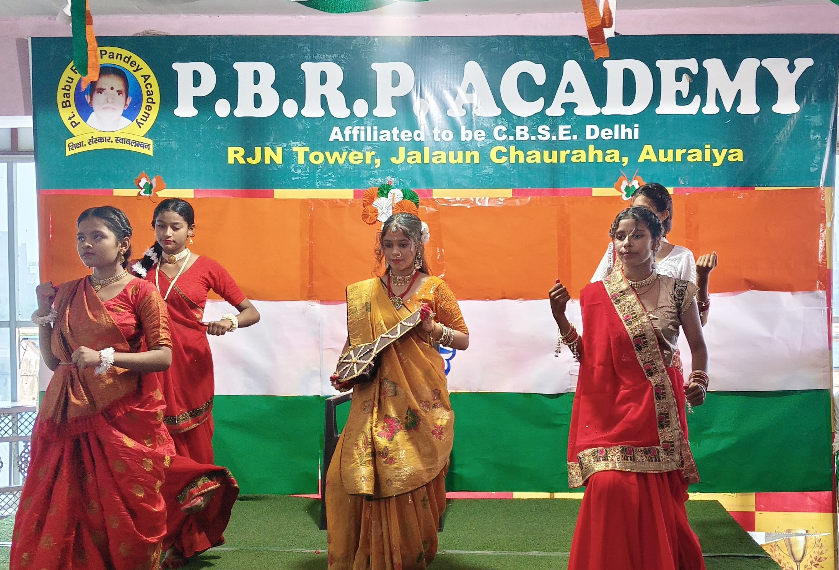 फोटो-20- मेडिकल कॉलेज में झंडा रोहण के बाद राष्ट्रगान मुद्रा में खड़े अधिकारी व राज्यमंत्री (स्