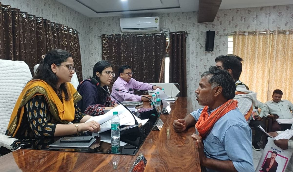 फोटो 24: बिलग्राम में फरियादी की बात सुनते डीएम अनुनय झा, साथ में एसपी एके मीणा व अन्य अधिकारी
