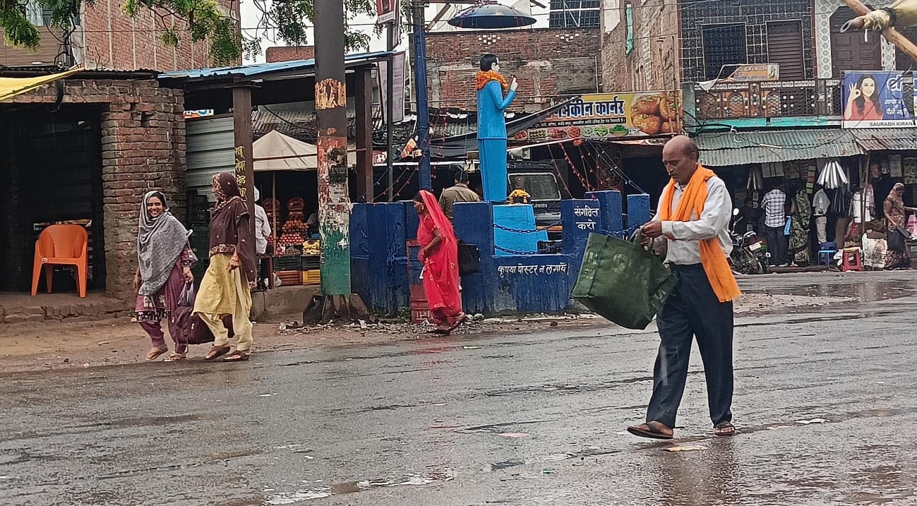 फोटो-43- झमाझम बारिश से अजीतमल की सड़क पर हुआ जलभराव।संवाद फोटो-43- झमाझम बारिश से अजीतमल की सड़क पर हुआ जलभराव।संवाद