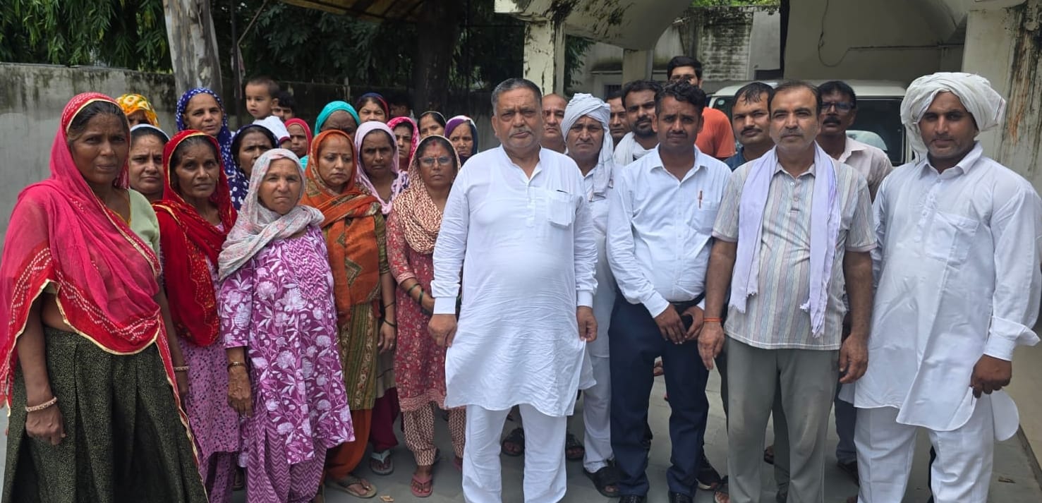 फोटो-59: जनस्वास्थ्य विभाग के अधिशासी अभियंता कार्यालय में पहुंचे लोग। संवाद