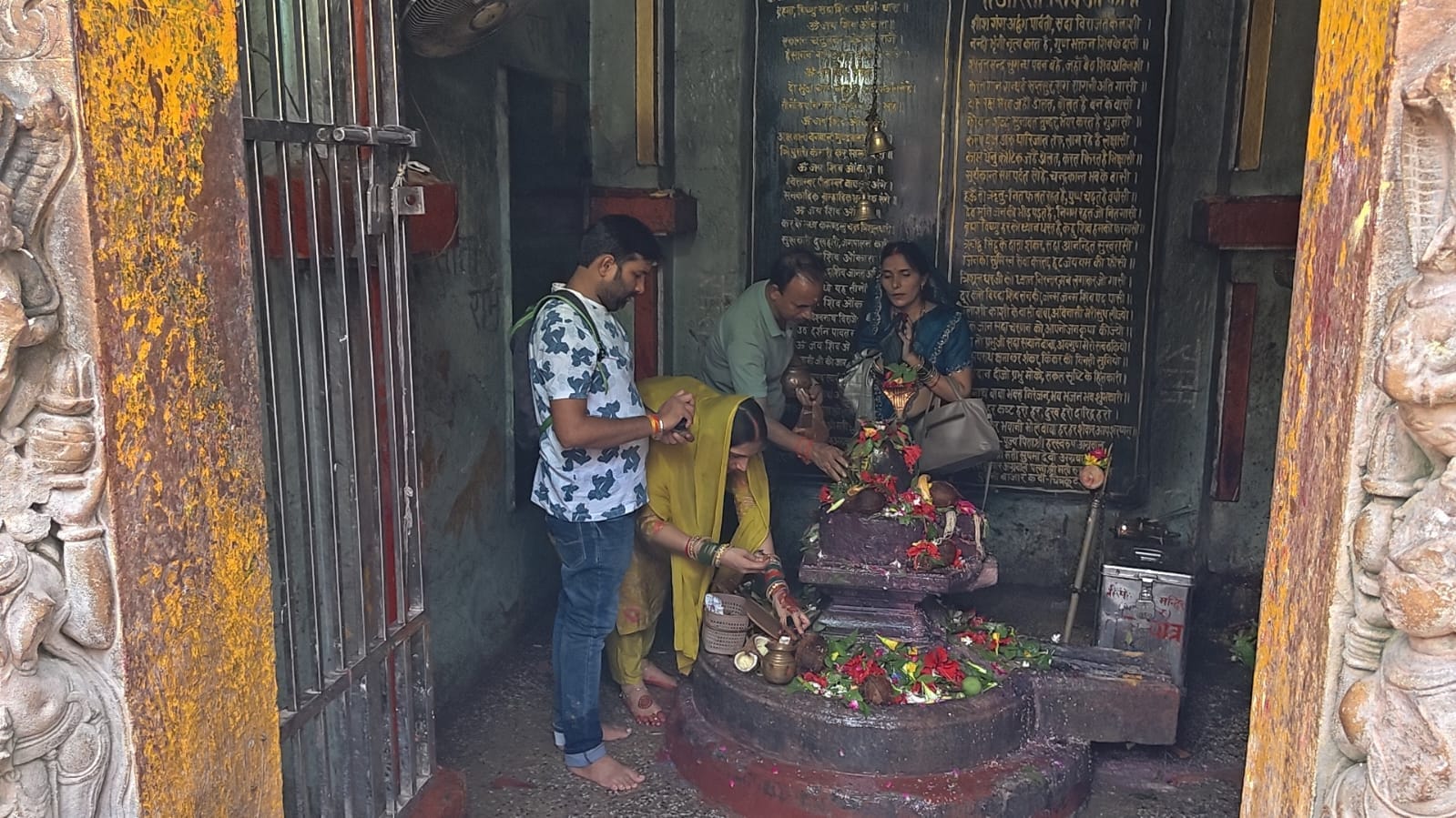 फोटो न- 17 सीकेटीपी 10 रामघाट स्थित मत्तगजेंद्र नाथ मंदिर में शिवलिंग पर जलाभिषेक करते भक्त।