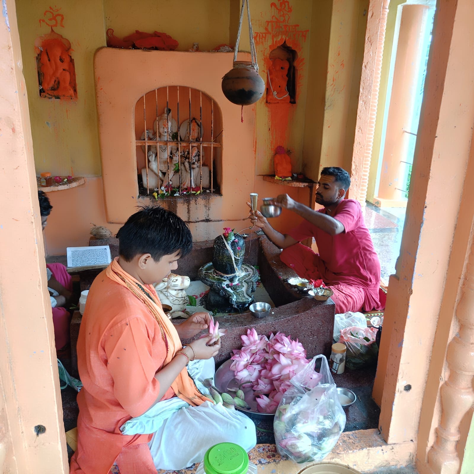 फोटो न- 17 सीकेटीपी 10 रामघाट स्थित मत्तगजेंद्र नाथ मंदिर में शिवलिंग पर जलाभिषेक करते भक्त।