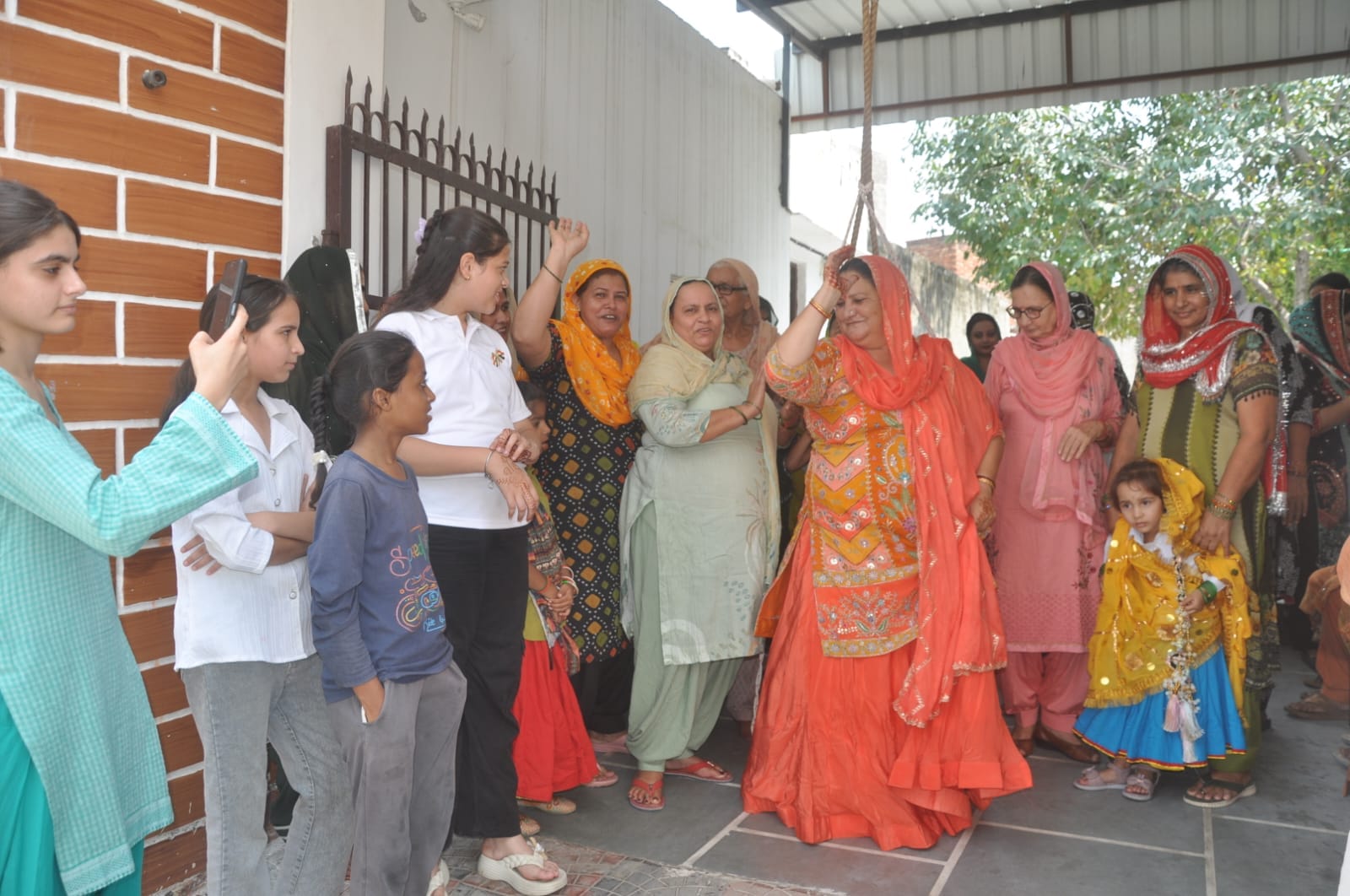 फोटो : सोनीपत के वेस्ट रामनगर में हरियाली तीज महोत्सव के दौरान झूला झूलती महिलाएं। स्रोत: पाठक