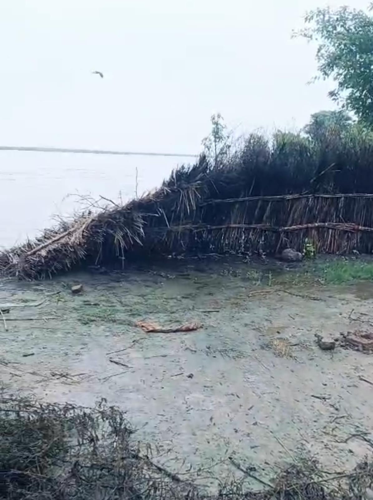 गंगा में समाने के डर से पक्का मकान को जेसीबी से तुड़वाते ग्रामीण। संवाद गंगा में समाने के डर से पक्का मकान को जेसीबी से तुड़वाते ग्रामीण। संवाद