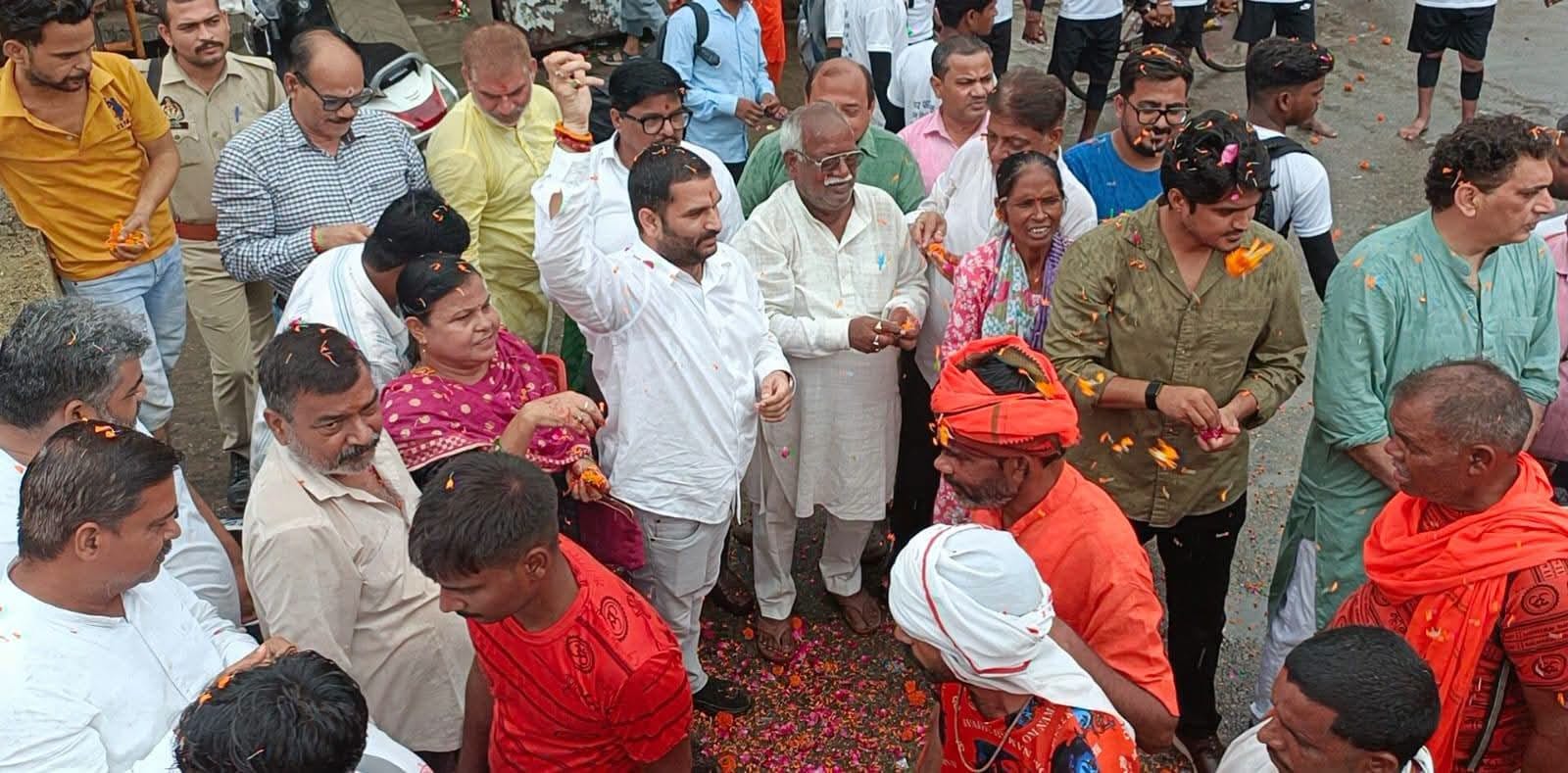 गोला में सावन के तीसरे सोमवार भगवान भोलेनाथ का जलाभिषेक करते श्रद्धालु। :संवाद गोला में सावन के तीसरे सोमवार भगवान भोलेनाथ का जलाभिषेक करते श्रद्धालु। :संवाद