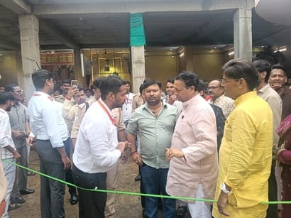 गोला में सावन के तीसरे सोमवार भगवान भोलेनाथ का जलाभिषेक करते श्रद्धालु। :संवाद गोला में सावन के तीसरे सोमवार भगवान भोलेनाथ का जलाभिषेक करते श्रद्धालु। :संवाद