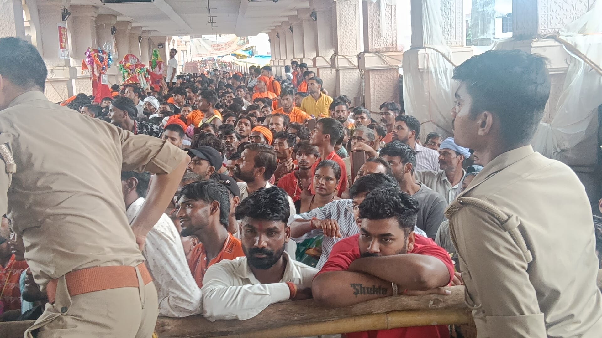 गोला में सावन के तीसरे सोमवार भगवान भोलेनाथ का जलाभिषेक करते श्रद्धालु। :संवाद गोला में सावन के तीसरे सोमवार भगवान भोलेनाथ का जलाभिषेक करते श्रद्धालु। :संवाद