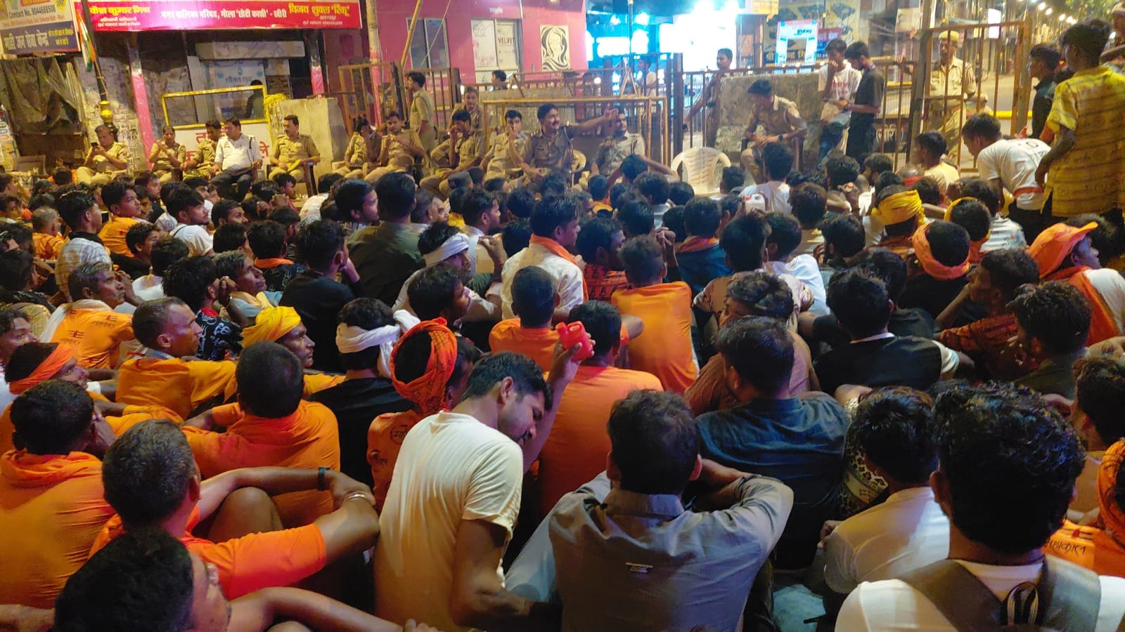 गोला में सावन के तीसरे सोमवार भगवान भोलेनाथ का जलाभिषेक करते श्रद्धालु। :संवाद गोला में सावन के तीसरे सोमवार भगवान भोलेनाथ का जलाभिषेक करते श्रद्धालु। :संवाद