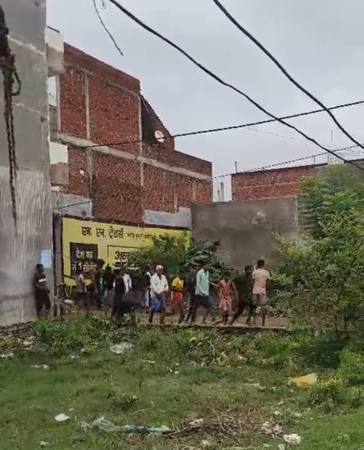 घायल दरोगा और घटनास्थल की फुटेज। घायल दरोगा और घटनास्थल की फुटेज।