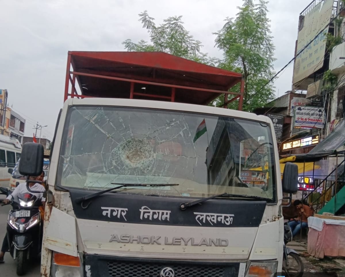 घायल दरोगा और घटनास्थल की फुटेज। घायल दरोगा और घटनास्थल की फुटेज।