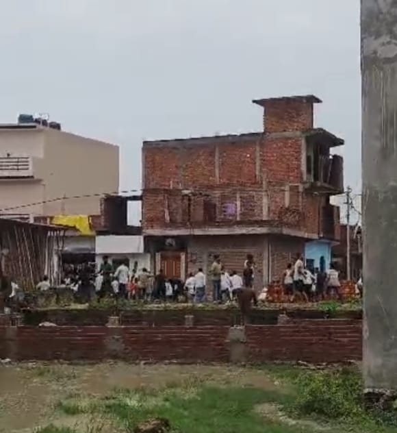 घायल दरोगा और घटनास्थल की फुटेज। घायल दरोगा और घटनास्थल की फुटेज।