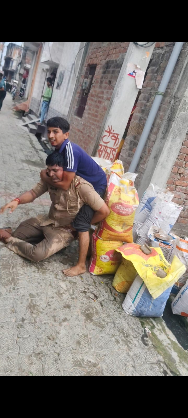 घायल दरोगा और घटनास्थल की फुटेज। घायल दरोगा और घटनास्थल की फुटेज।