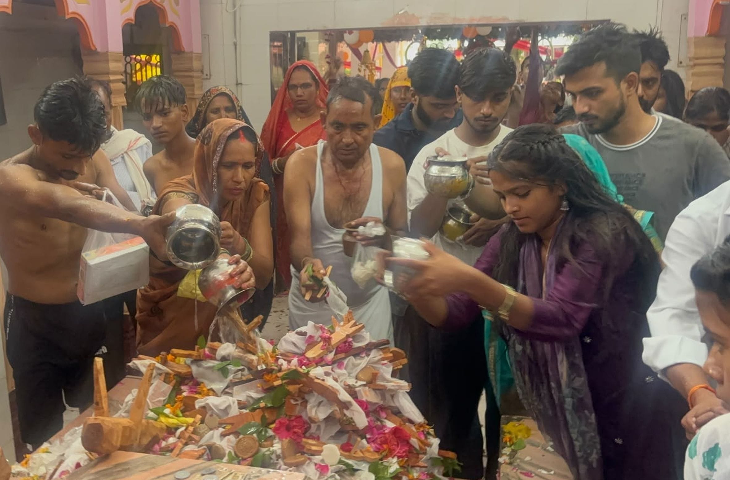 हरचंदपुर क्षेत्र के लालूपुर गांव स्थित आस्तिक स्वामी मंदिर परिसर में लगे मेला में सामान खरीदते हरचंदपुर क्षेत्र के लालूपुर गांव स्थित आस्तिक स्वामी मंदिर परिसर में लगे मेला में सामान खरीदते