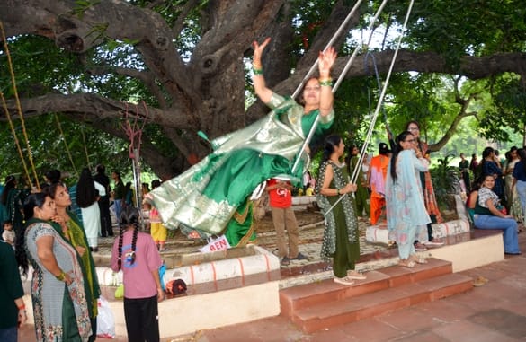 हरियाली तीज पर महिलाओं ने कंपनी बाग स्थित पेड़ पर पारंपरिक सावन के गीत गाए और हर्षोल्लास के साथ हरियाली तीज पर महिलाओं ने कंपनी बाग स्थित पेड़ पर पारंपरिक सावन के गीत गाए और हर्षोल्लास के साथ