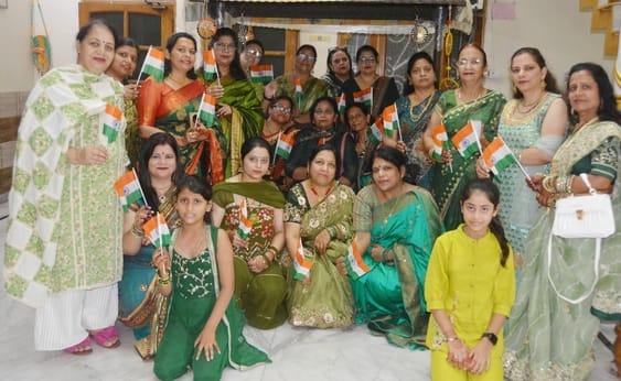 हरियाली तीज पर महिलाओं ने कंपनी बाग स्थित पेड़ पर पारंपरिक सावन के गीत गाए और हर्षोल्लास के साथ हरियाली तीज पर महिलाओं ने कंपनी बाग स्थित पेड़ पर पारंपरिक सावन के गीत गाए और हर्षोल्लास के साथ