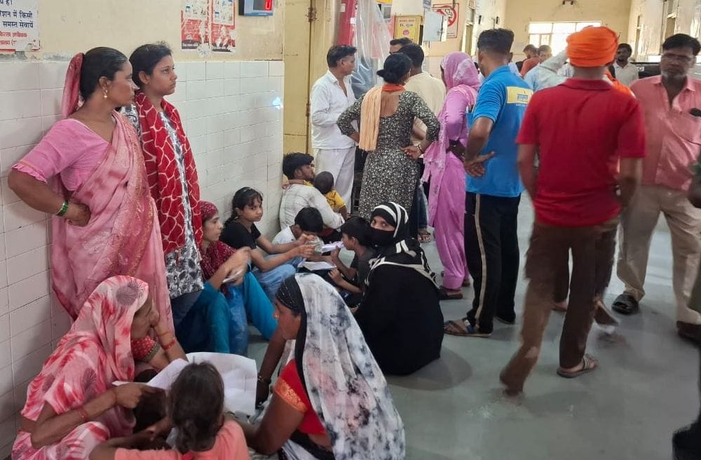 जिला अस्पताल में स्थित सीटी स्कैन विभाग के बाहर प्रदर्शन करते भाकियू पदाधिकारी। संवाद