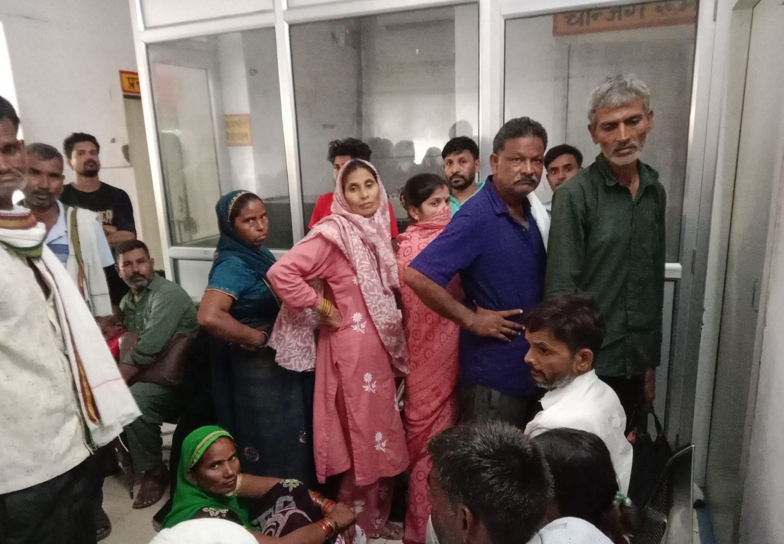जिला अस्पताल में स्थित सीटी स्कैन विभाग के बाहर प्रदर्शन करते भाकियू पदाधिकारी। संवाद
