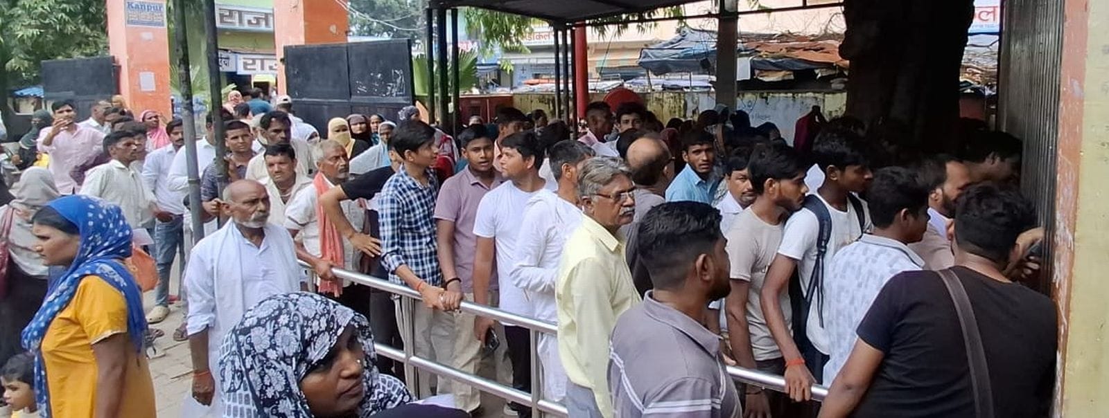 जिला अस्पताल में स्थित सीटी स्कैन विभाग के बाहर प्रदर्शन करते भाकियू पदाधिकारी। संवाद