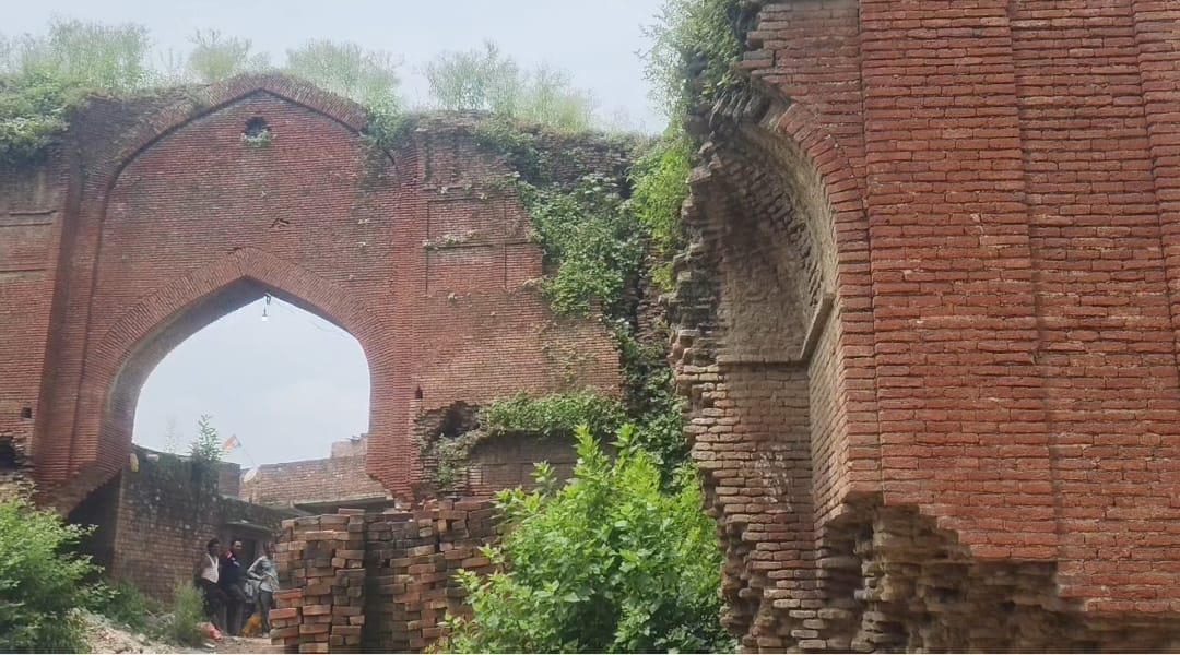 जानसठ के मोहल्ला बुधबाजार में गिरती जर्जर दीवार। स्रोतः वीडियो