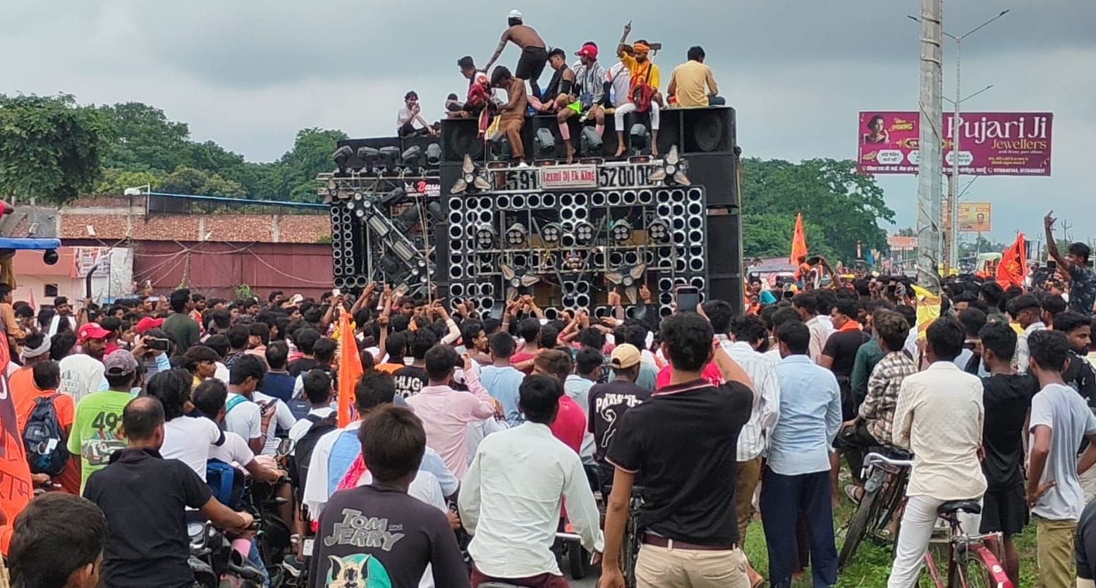 कछला गंगा घाट पर मौजूद श्रद्धालु । संवाद
