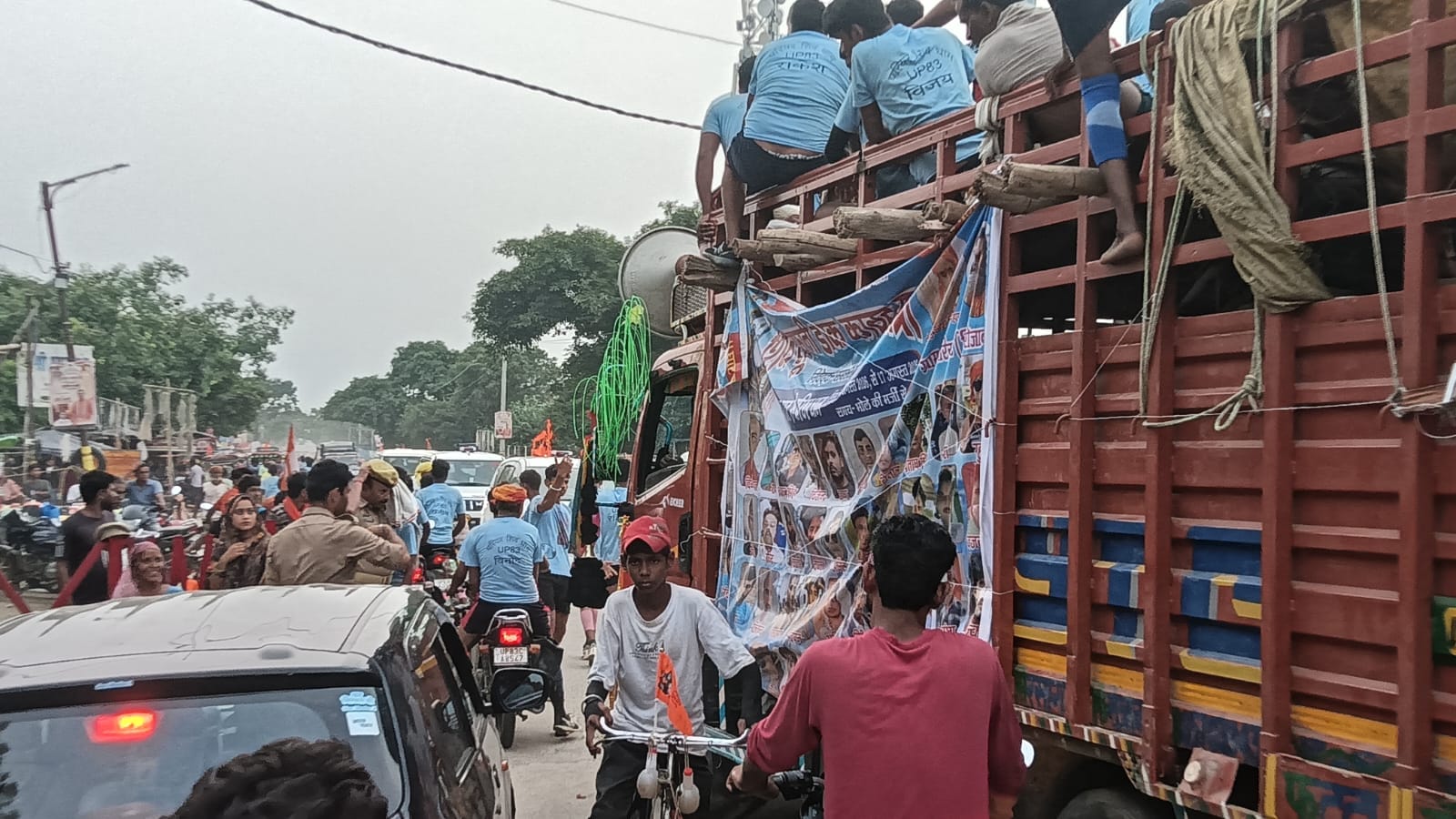 कछला गंगा घाट पर मौजूद श्रद्धालु । संवाद