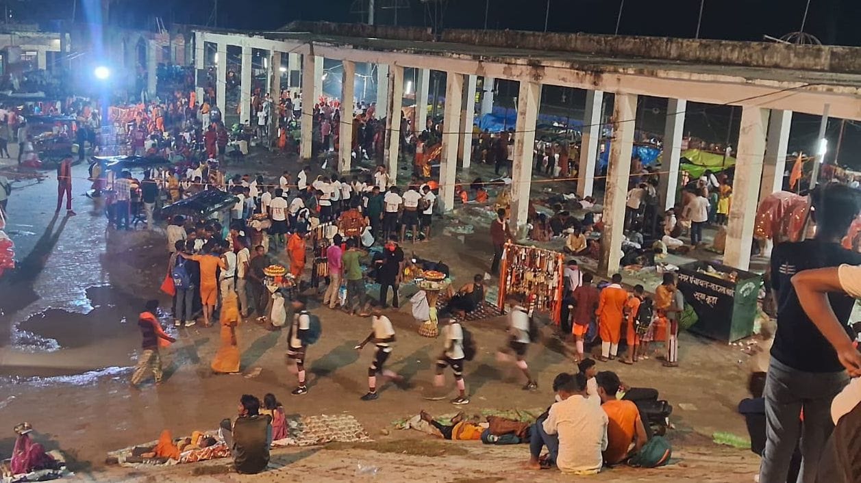 कछला रोड श्रद्धालुओं का विहंगम दृश्य। स्रोत ड्रोन कछला रोड श्रद्धालुओं का विहंगम दृश्य। स्रोत ड्रोन