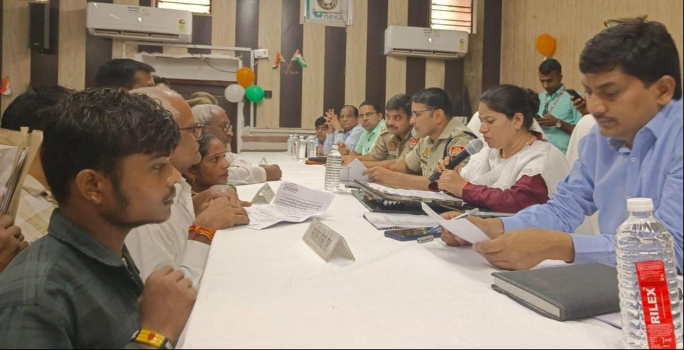 करनैलगंज तहसील में जनसमस्याएं सुनतीं डीएम, एसपी व सीडीओ तथा तरबगंज तहसील में उमड़े फरियादी। संव करनैलगंज तहसील में जनसमस्याएं सुनतीं डीएम, एसपी व सीडीओ तथा तरबगंज तहसील में उमड़े फरियादी। संव