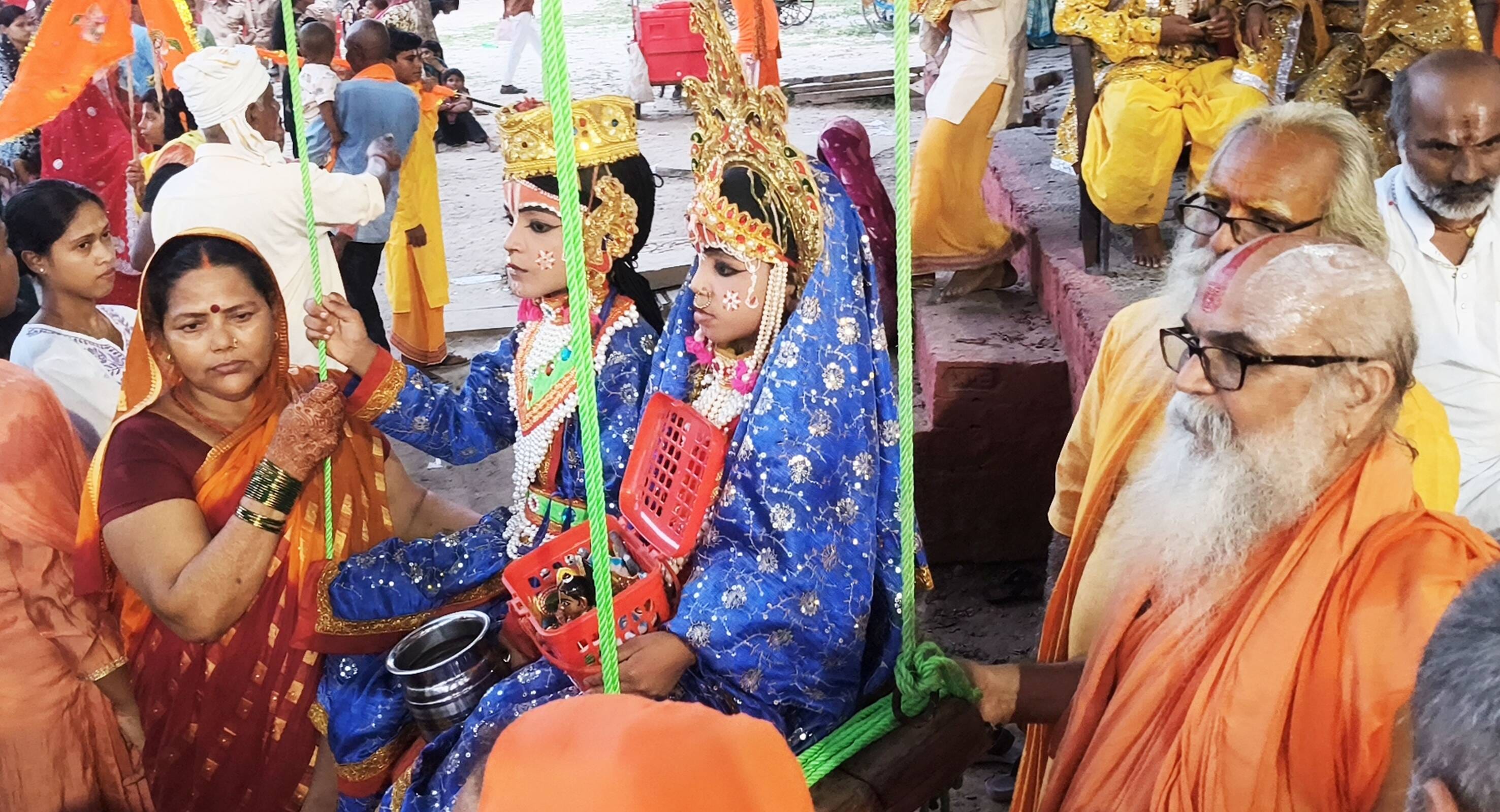 क्षीरेश्वरनाथ मंदिर में जलाभिषेक करते श्रद्धालुगण।