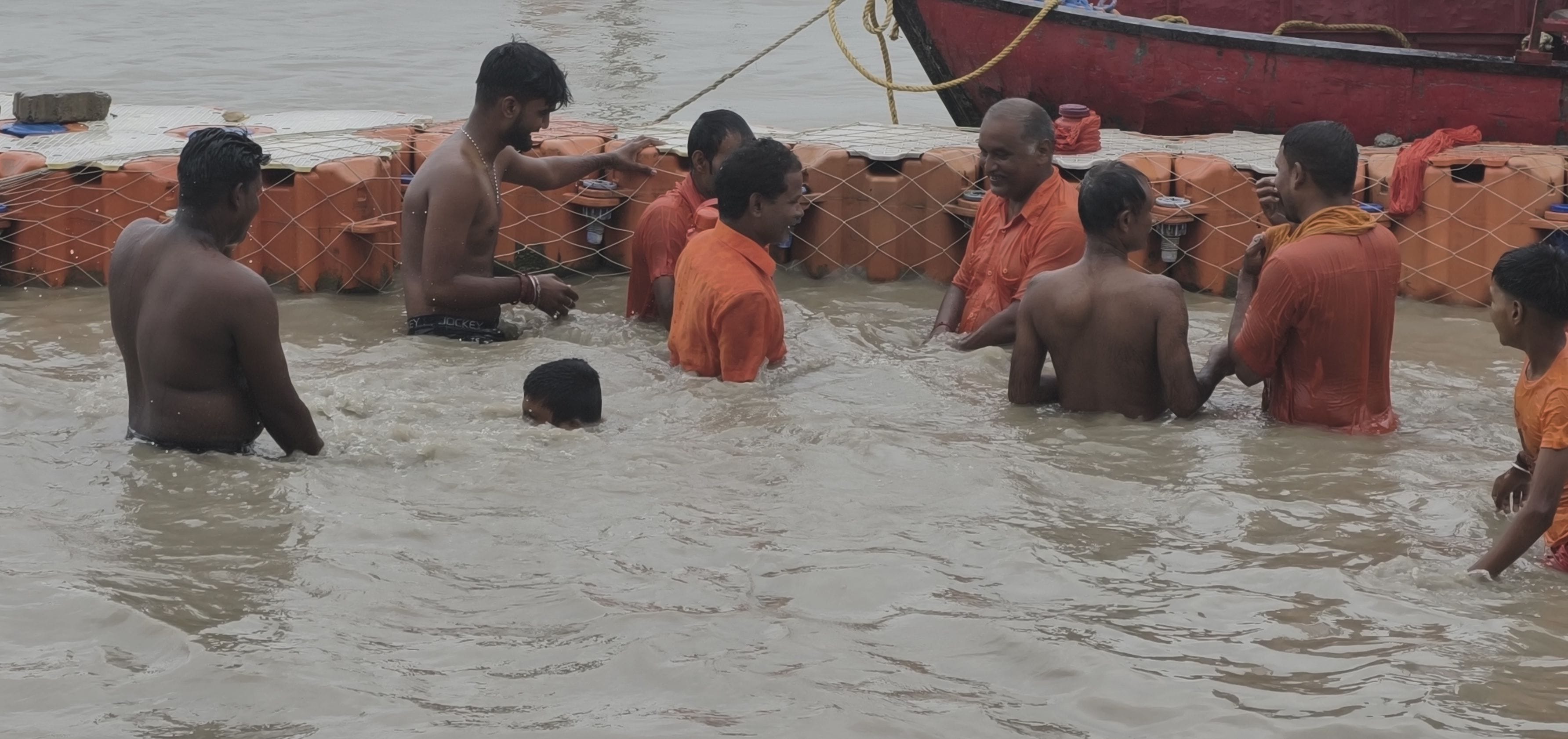 क्षीरेश्वरनाथ मंदिर में जलाभिषेक करते श्रद्धालुगण।