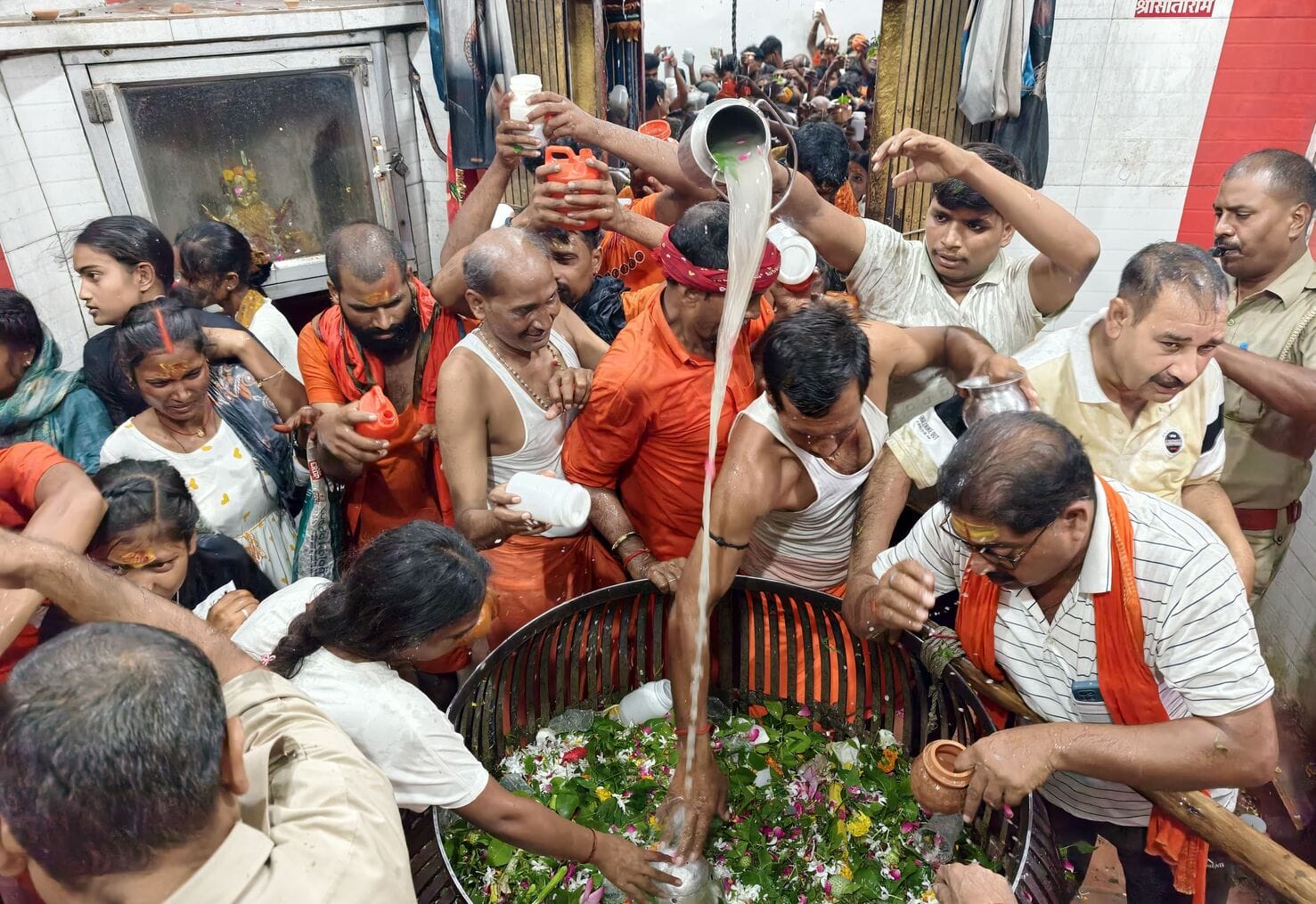 क्षीरेश्वरनाथ मंदिर में जलाभिषेक करते श्रद्धालुगण।
