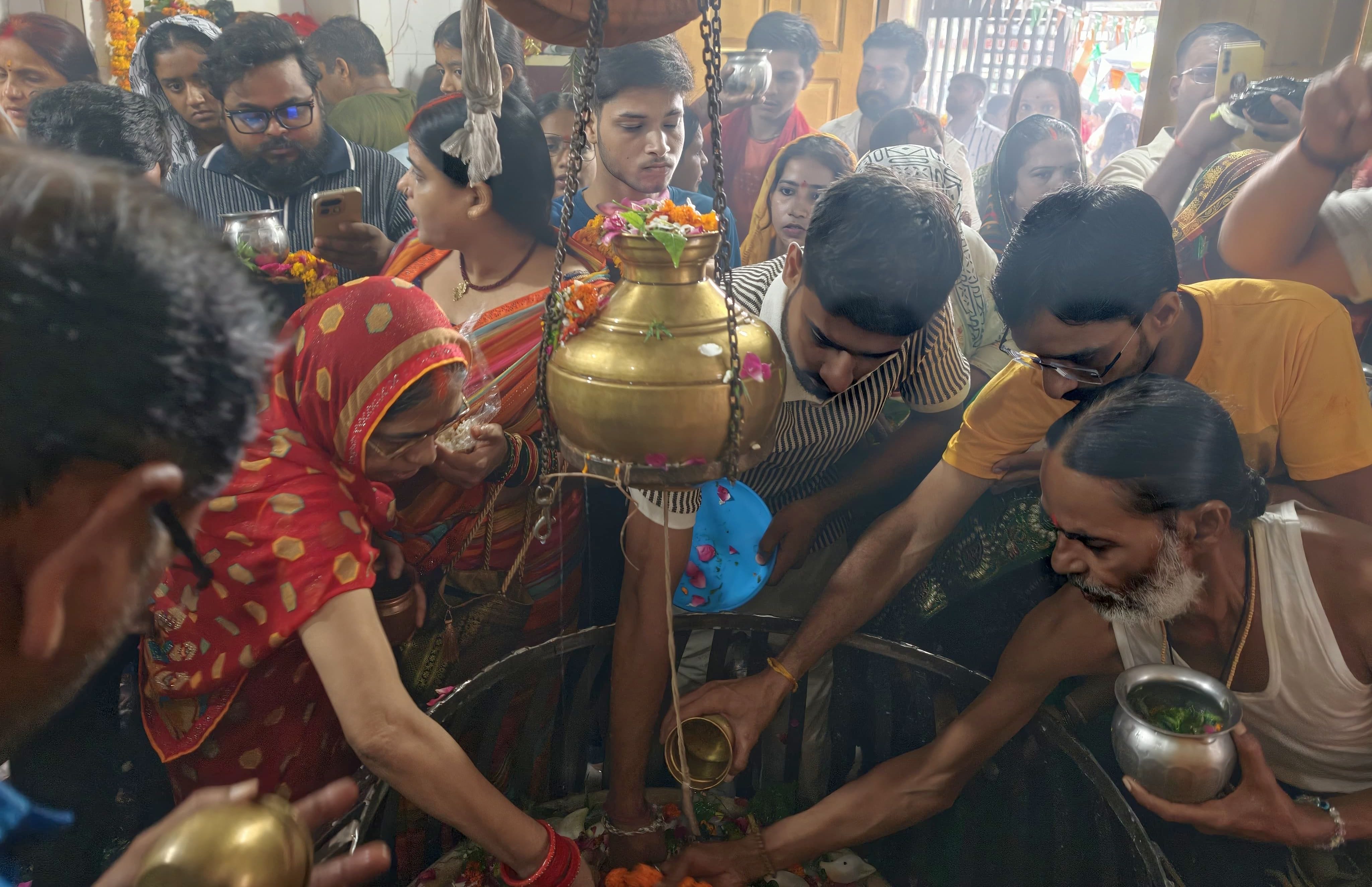 क्षीरेश्वरनाथ मंदिर में जलाभिषेक करते श्रद्धालुगण।
